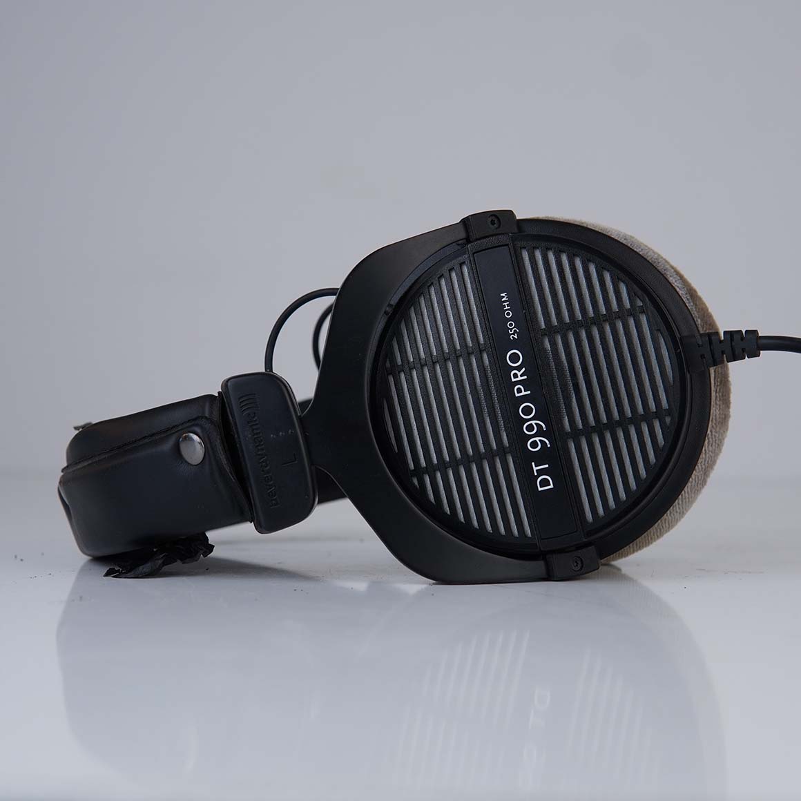 Headphone-Zone-Beyerdynamic-DT-990-PRO