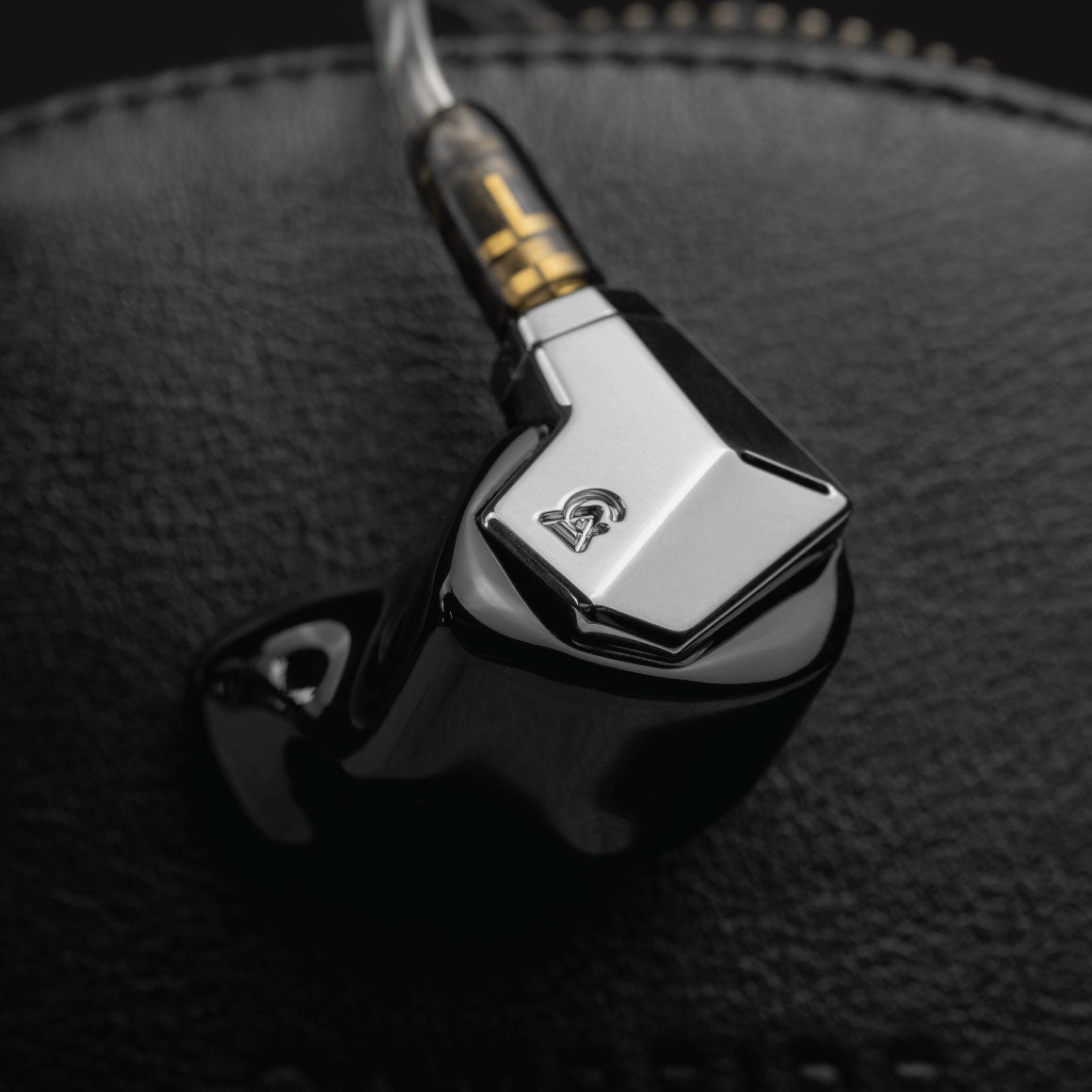 Headphone-Zone-Campfire Audio-Supermoon-Black-4.4mm