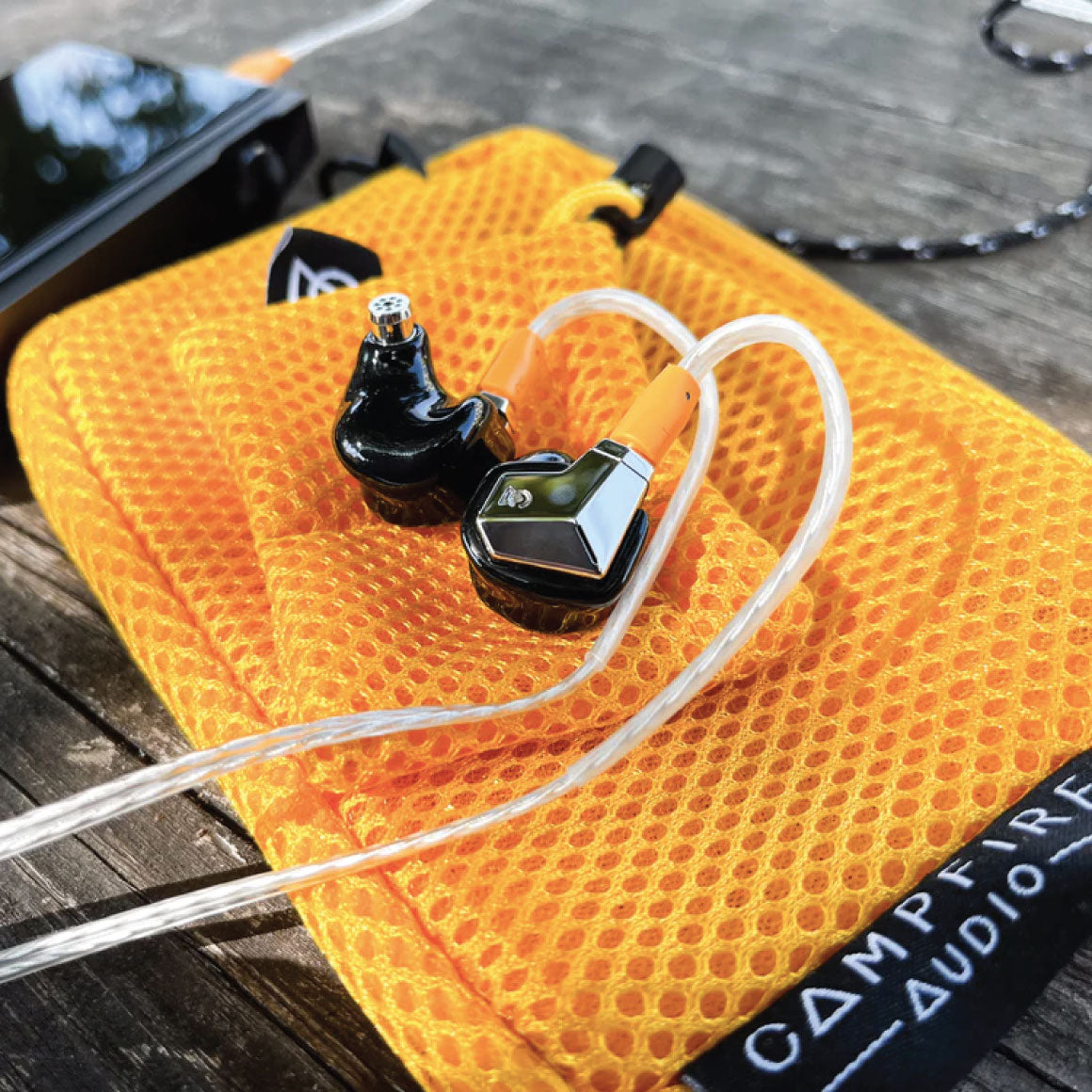 Headphone-Zone-Campfire Audio-Supermoon-Black-4.4mm